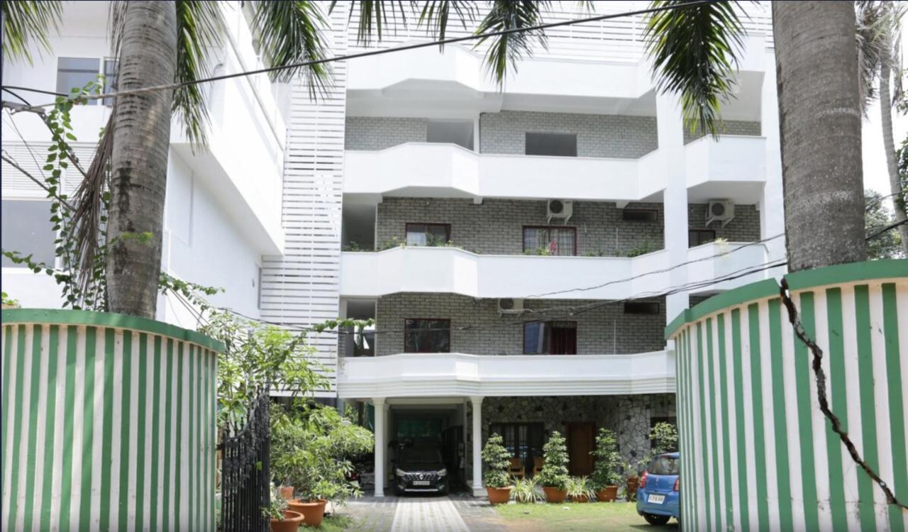 Heaven Gardens Hotel Kochi Exterior photo